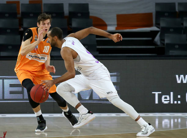 后卫之一 后卫之一